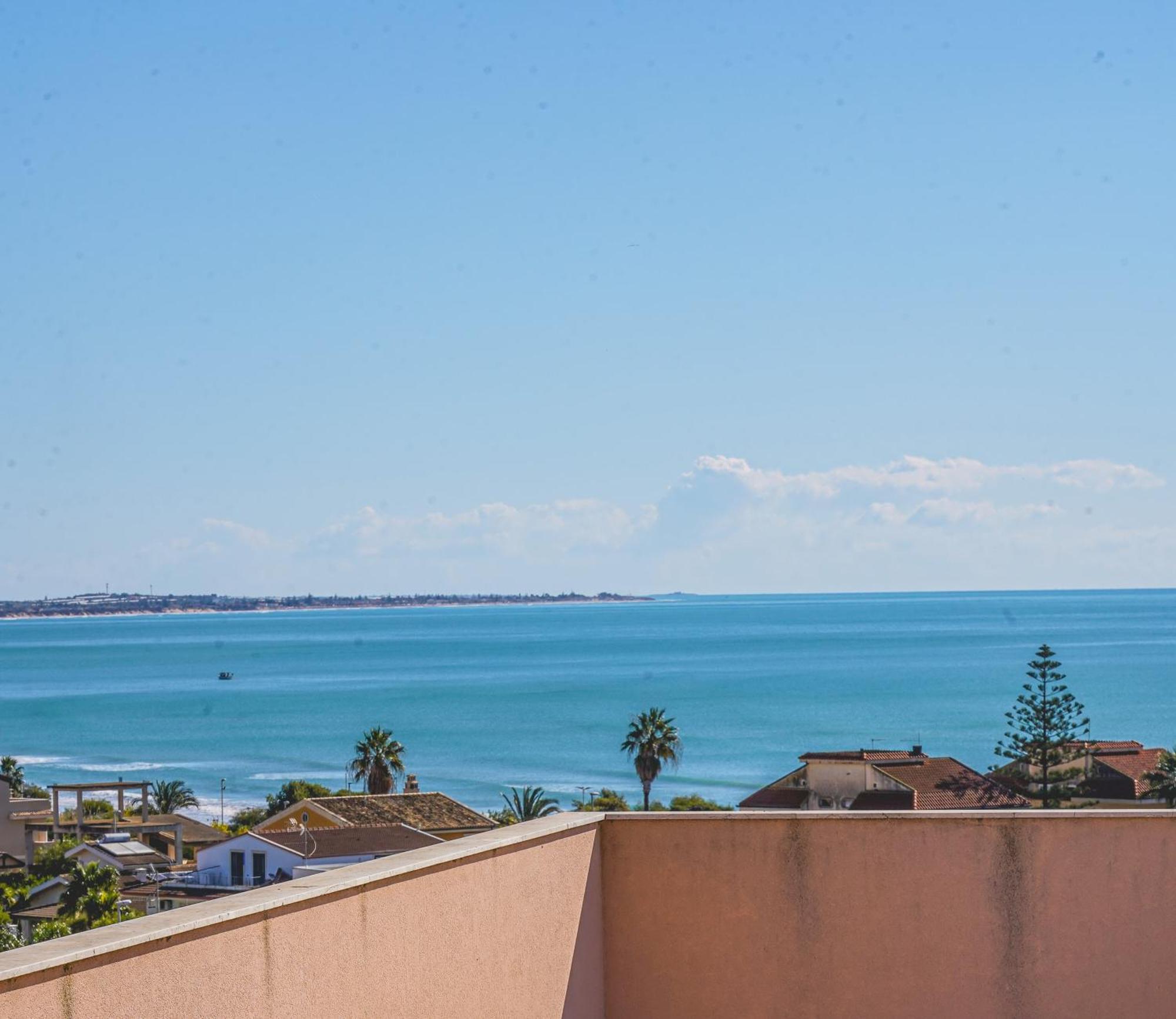 Attico Terrazza Cielomare Seaview Apartment Pozzallo Bagian luar foto